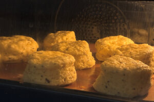 갓구운 빵에서 밀가루 냄새나는 이유와 안나게 하는 방법